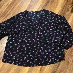 Beautiful V-neck black blouse with tiny flowers has peasant sleeves Sz 16